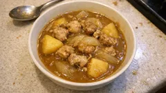 당근 없이도 맛이 꽉 찬 집카레—양파를 더 볶아 깊게 만드는 감자·돼지고기 카레