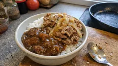 레토르트 카레에 돼지고기·양파 볶음만 얹어도 훨씬 든든해지는 한 그릇