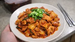 집에서 이자카야 느낌 그대로—분말 다시로 감칠맛 살린 돼지김치 볶음